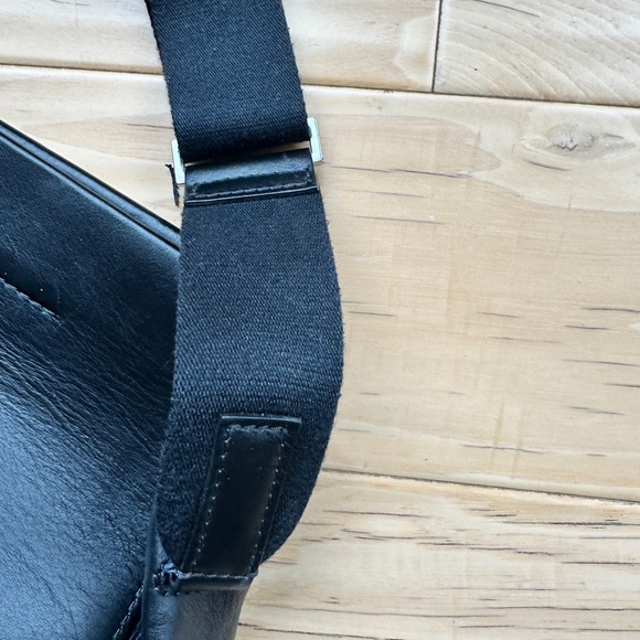 Everlane The Form Black Leather Tote Bag with Magnetic Closure - Picture 5 of 6